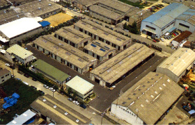 大日本塗料株式会社の物流子会社として大阪府南河内郡美原町（現　大阪府堺市美原区）にニットサービス株式会社創業